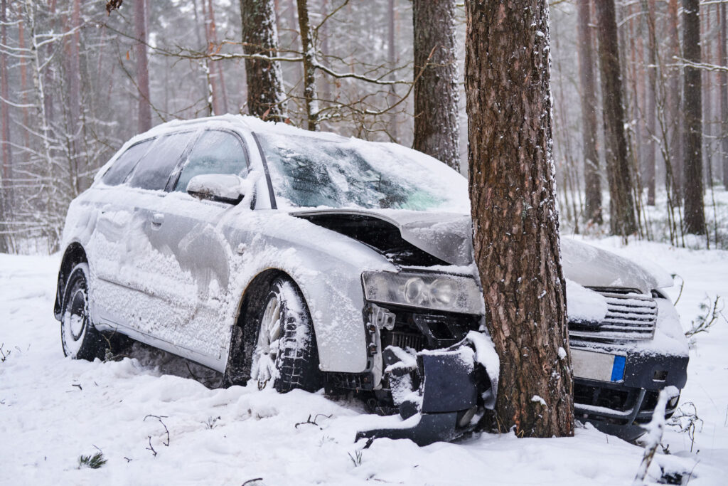 Unfall mit Fahrzeug im Winter