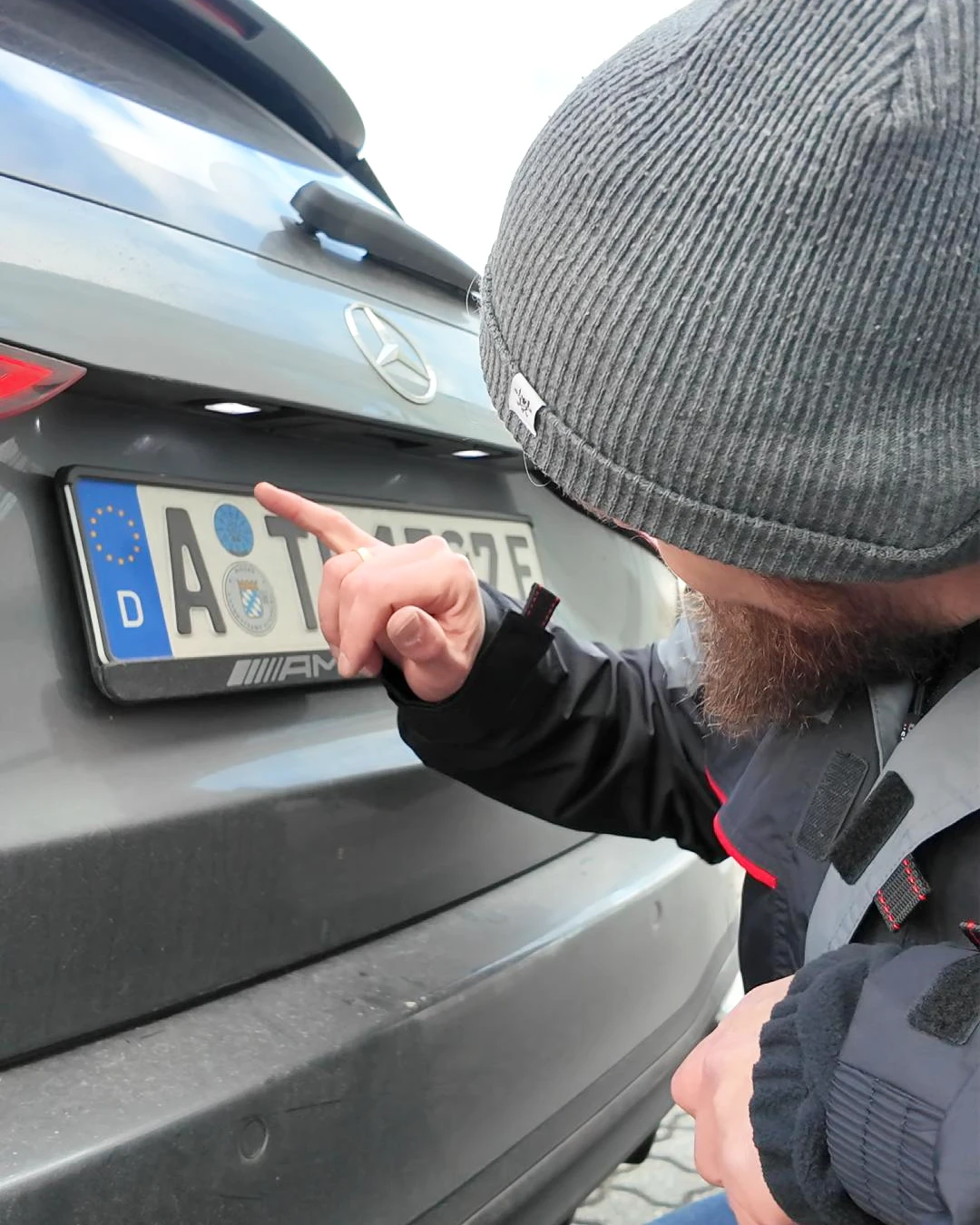 kennzeichenbeleuchtung-pruefung-bei-hu-in-bobingen-sachverstaendigenbuero-schwaben Prüfung der Kennzeichenbeleuchtung am Fahrzeug durch Prüfingenieur beim Sachverständigenbüro Schwaben in Bobingen