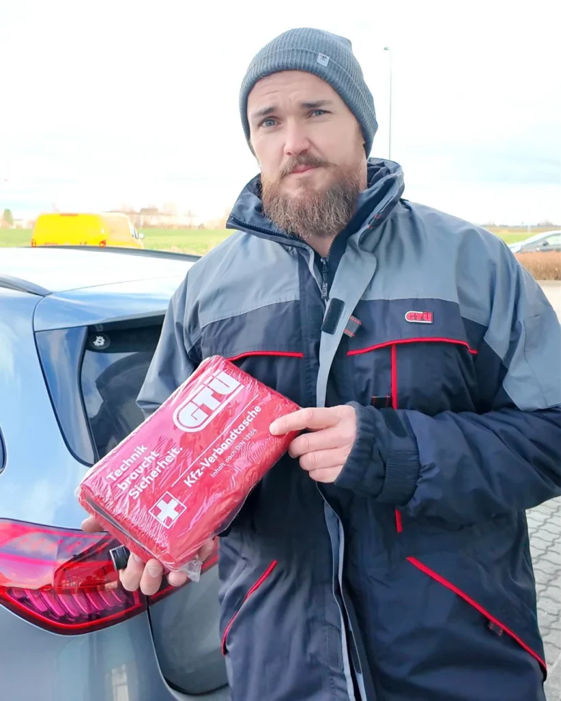 Verbandkasten Prüfung bei der Hauptuntersuchung durch das Sachverständigenbüro Schwaben in Bobingen