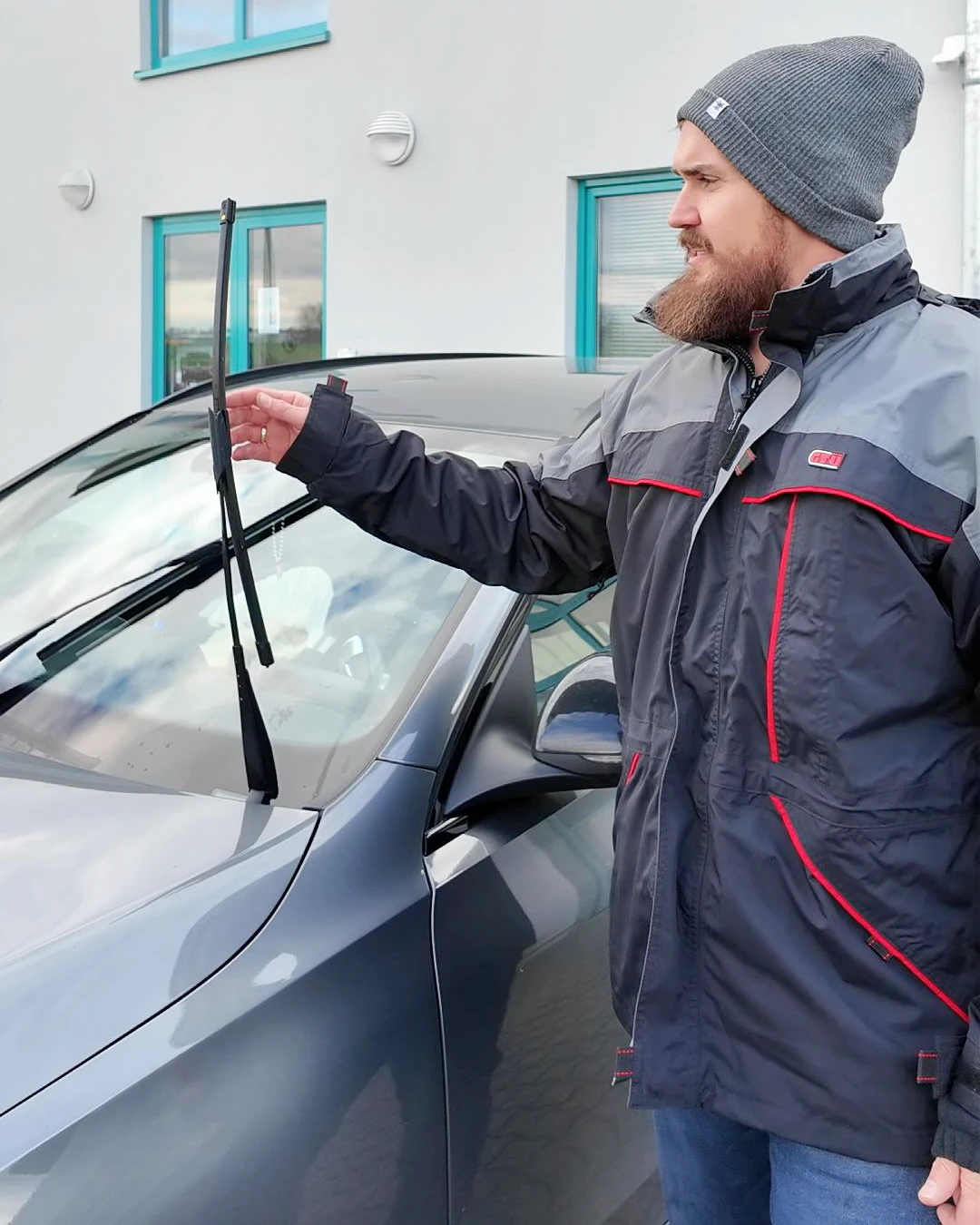 wischerblaetter-pruefung-bei-hu-sachverstaendigenbuero-schwaben Prüfingenieur prüft Scheibenwischer bei der Hauptuntersuchung beim Sachverständigenbüro Schwaben in Bobingen