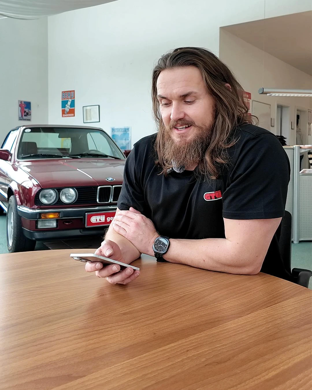 Ich schaue mir auf dem Handy das dreckigste Fahrzeug an, das ich je gesehen habe