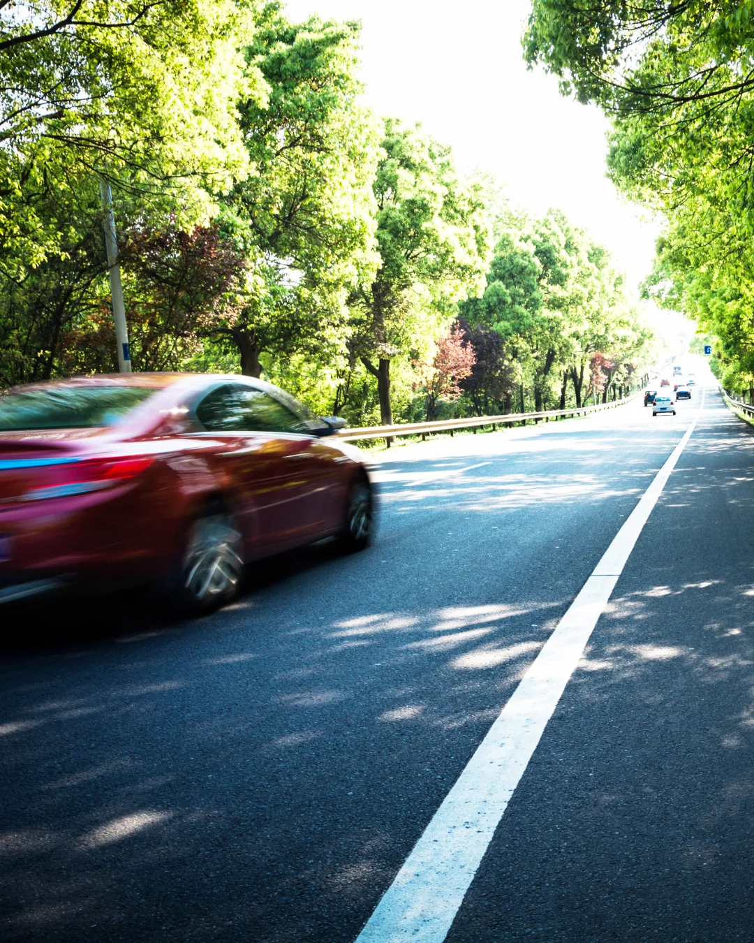 Auto fährt langsam um Sprit zu sparen
